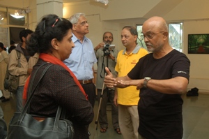 Prabhakar Kolte talking to a visitor at Indiaart